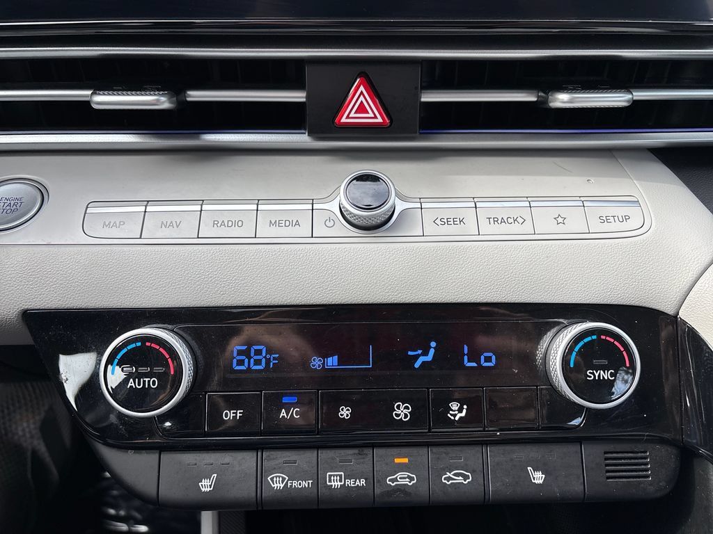 Certified 2024 Hyundai Elantra Limited FWD image 25