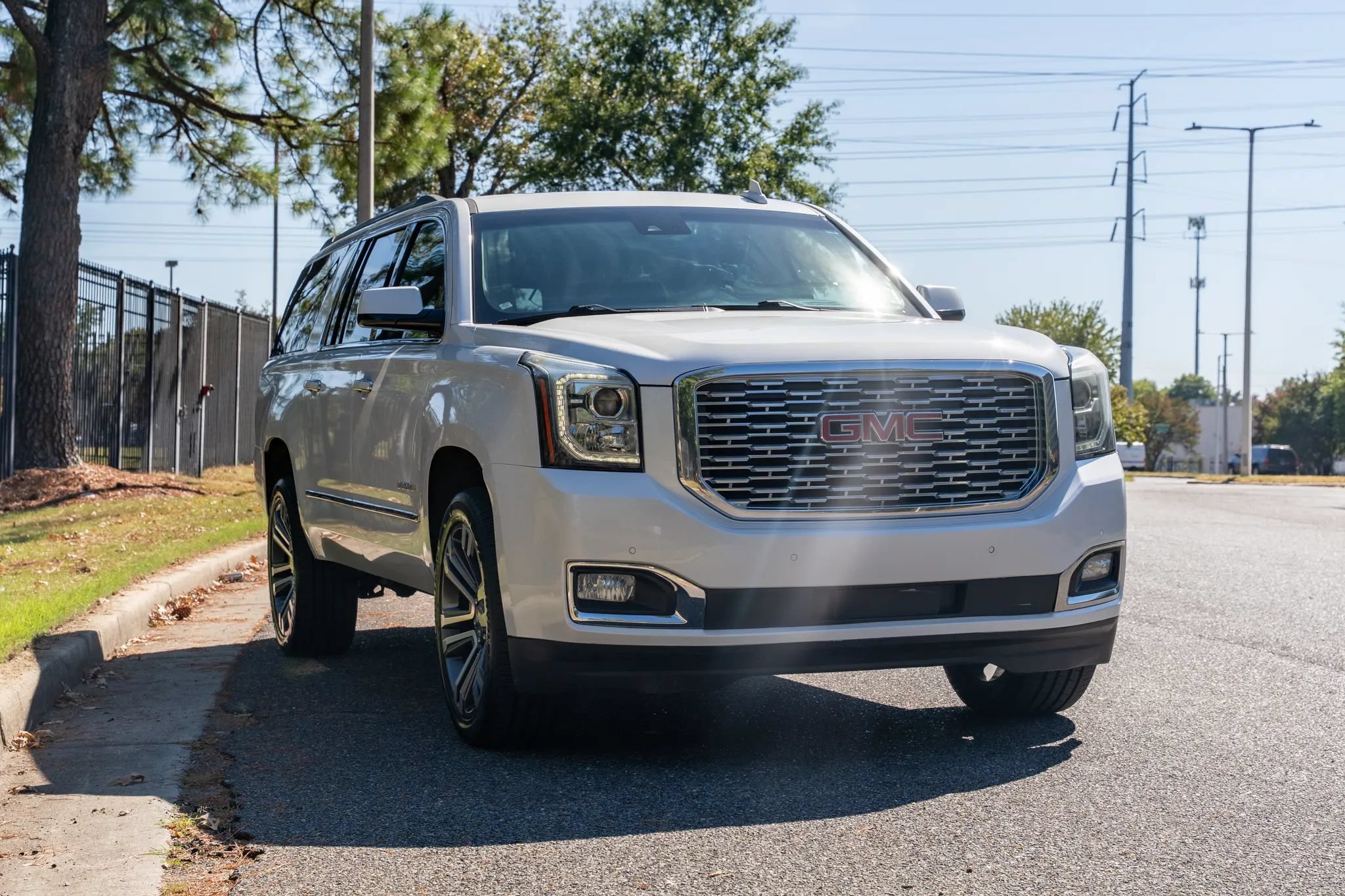 Used 2018 GMC Yukon XL Denali w/ Denali Ultimate Package AWD/4WD image 3