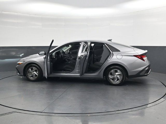 Used 2025 Hyundai Elantra SE FWD image 42