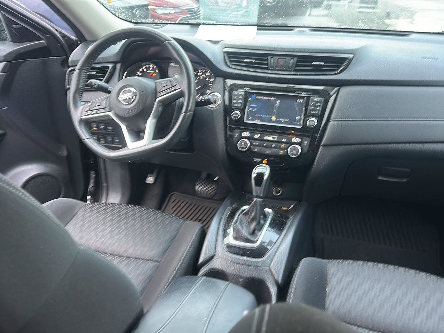 Used 2017 Nissan Rogue SV w/ SV Premium Package AWD/4WD image 13