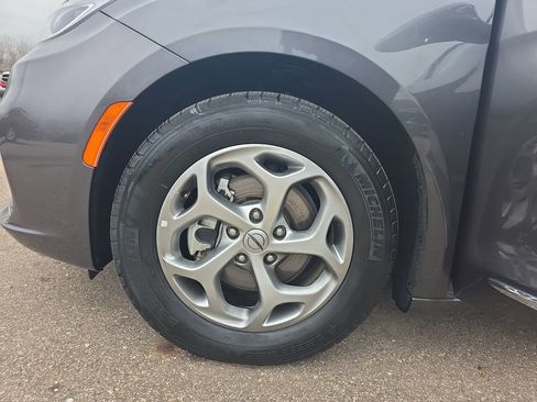 Used 2023 Chrysler Pacifica Limited image 37