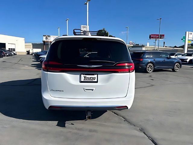 Used 2022 Chrysler Pacifica Touring-L FWD image 4