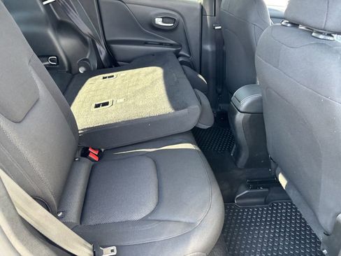 Used 2023 Jeep Renegade Latitude image 32