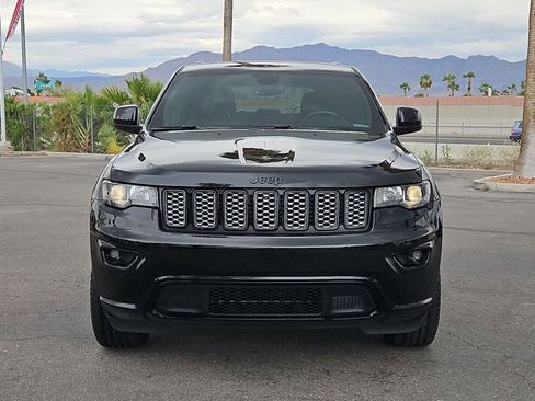 Used 2022 Jeep Grand Cherokee Laredo X AWD/4WD image 4