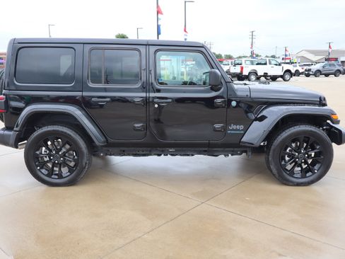 Used 2025 Jeep Wrangler Unlimited Sahara w/ Safety Group AWD/4WD image 4