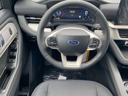 Used 2025 Ford Explorer Active image 7