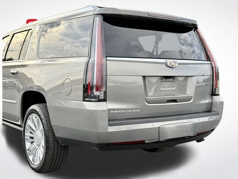 Used 2018 Cadillac Escalade ESV Platinum AWD/4WD image 3