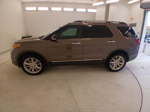 Used 2015 Ford Explorer XLT w/ Equipment Group 202A FWD image 2
