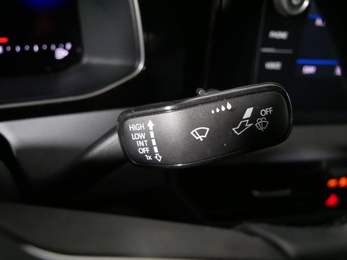 Used 2025 Volkswagen Jetta SE FWD image 31