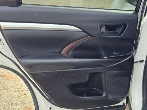 Used 2018 Toyota Highlander LE image 12