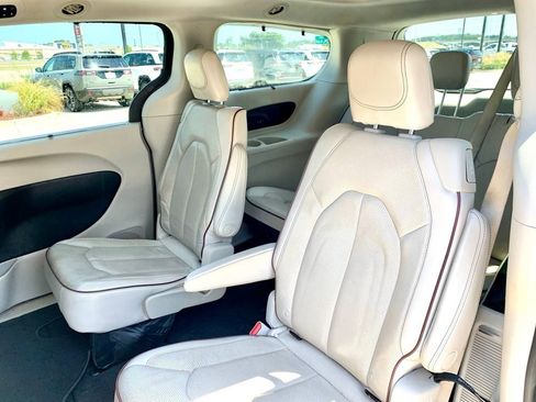 Used 2020 Chrysler Pacifica Limited FWD image 16