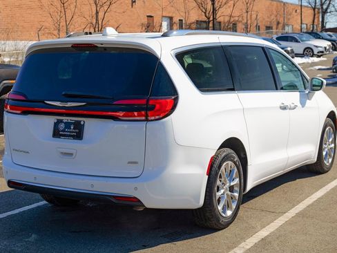 Used 2021 Chrysler Pacifica Touring-L image 6