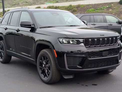 New 2026 Jeep Grand Cherokee Altitude image 3