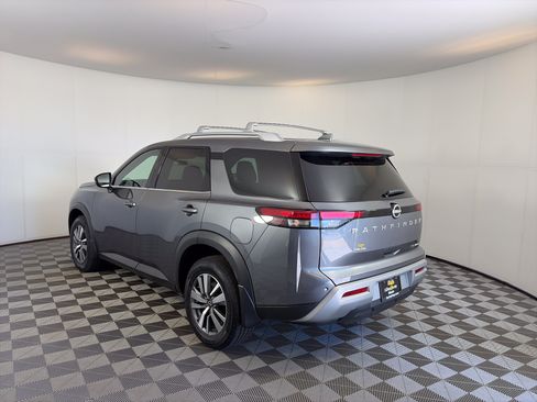 Used 2025 Nissan Pathfinder SL AWD/4WD image 9