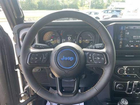 Used 2024 Jeep Wrangler Unlimited w/ Convenience Group AWD/4WD image 19