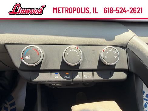 Used 2022 Hyundai Elantra SE FWD image 23