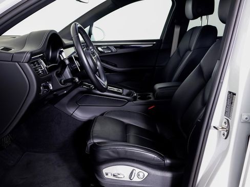 Certified 2024 Porsche Macan w/ Premium Plus Package image 5