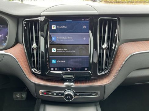 Used 2023 Volvo XC60 B5 Plus image 24