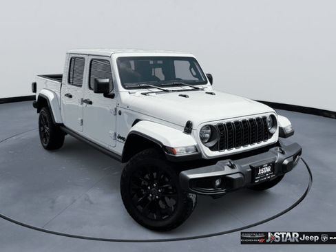 Used 2025 Jeep Gladiator Sport AWD/4WD image 3