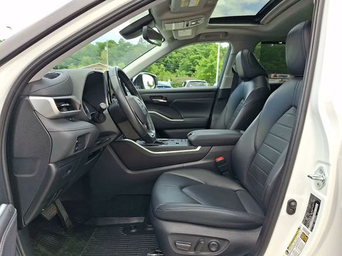 Certified 2022 Toyota Highlander XLE AWD/4WD image 17