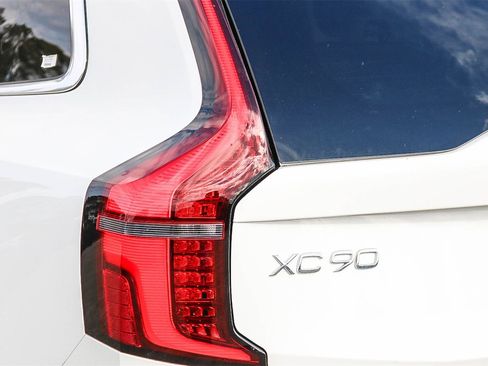 New 2025 Volvo XC90 B6 Core w/ Protection Package Premier image 9