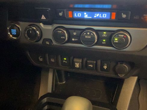 Used 2022 Toyota Tacoma Limited AWD/4WD image 33