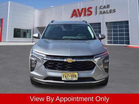 Used 2025 Chevrolet Trax LT w/ LT Convenience Package FWD image 2
