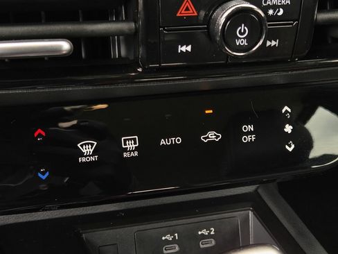 Used 2025 Nissan Kicks SR AWD/4WD image 19