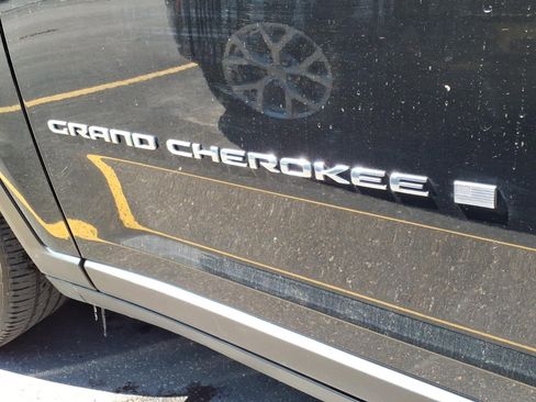 Used 2023 Jeep Grand Cherokee Limited AWD/4WD image 29