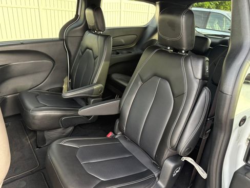 Used 2023 Chrysler Pacifica Touring-L w/ S Appearance Package FWD image 22