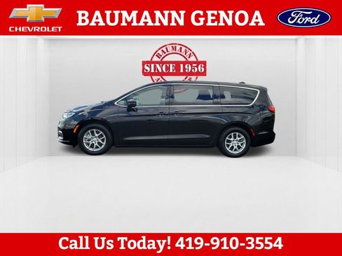 Used 2025 Chrysler Pacifica Select FWD image 2