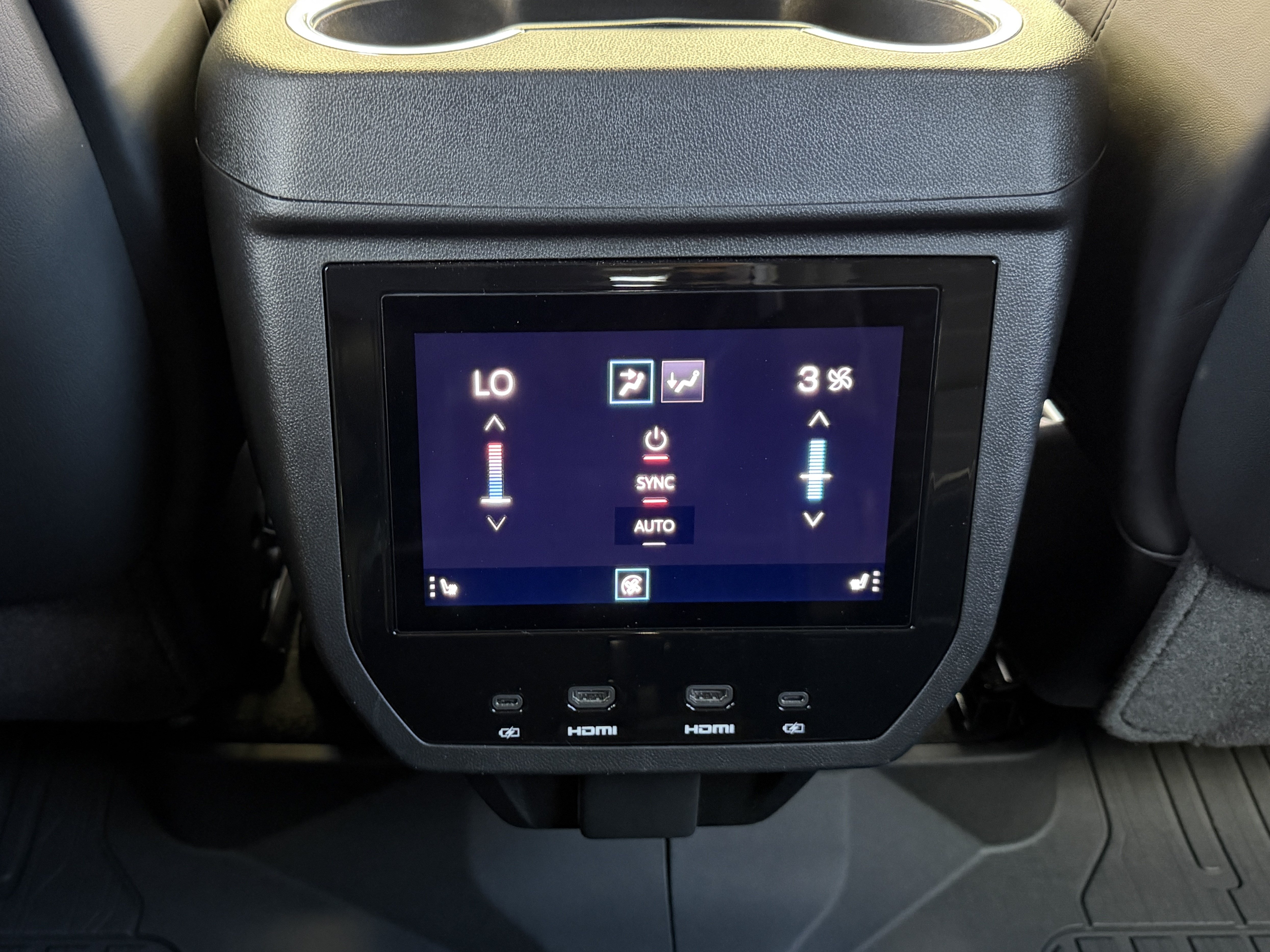 Used 2026 GMC Yukon XL Denali Ultimate w/ LPO, Illumination Package AWD/4WD image 40