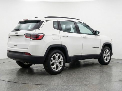 Used 2025 Jeep Compass Latitude image 9