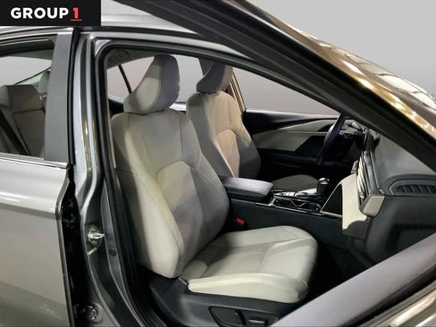 Used 2025 Toyota Camry XLE AWD/4WD image 9