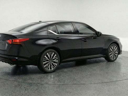 Used 2025 Nissan Altima 2.5 SV image 9