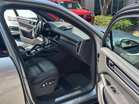 Used 2020 Porsche Cayenne AWD/4WD image 23