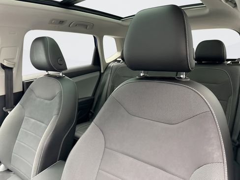 Used 2022 Volkswagen Taos SE w/ Panoramic Sunroof Package image 10