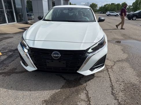 Used 2025 Nissan Altima 2.5 SV FWD image 4