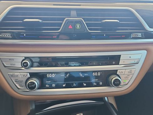 Used 2017 BMW 750i RWD image 18
