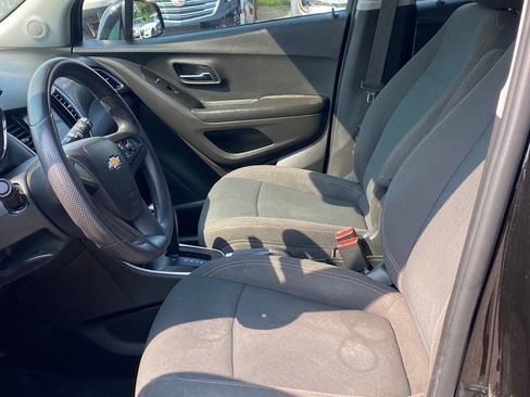 Used 2021 Chevrolet Trax LS FWD image 19