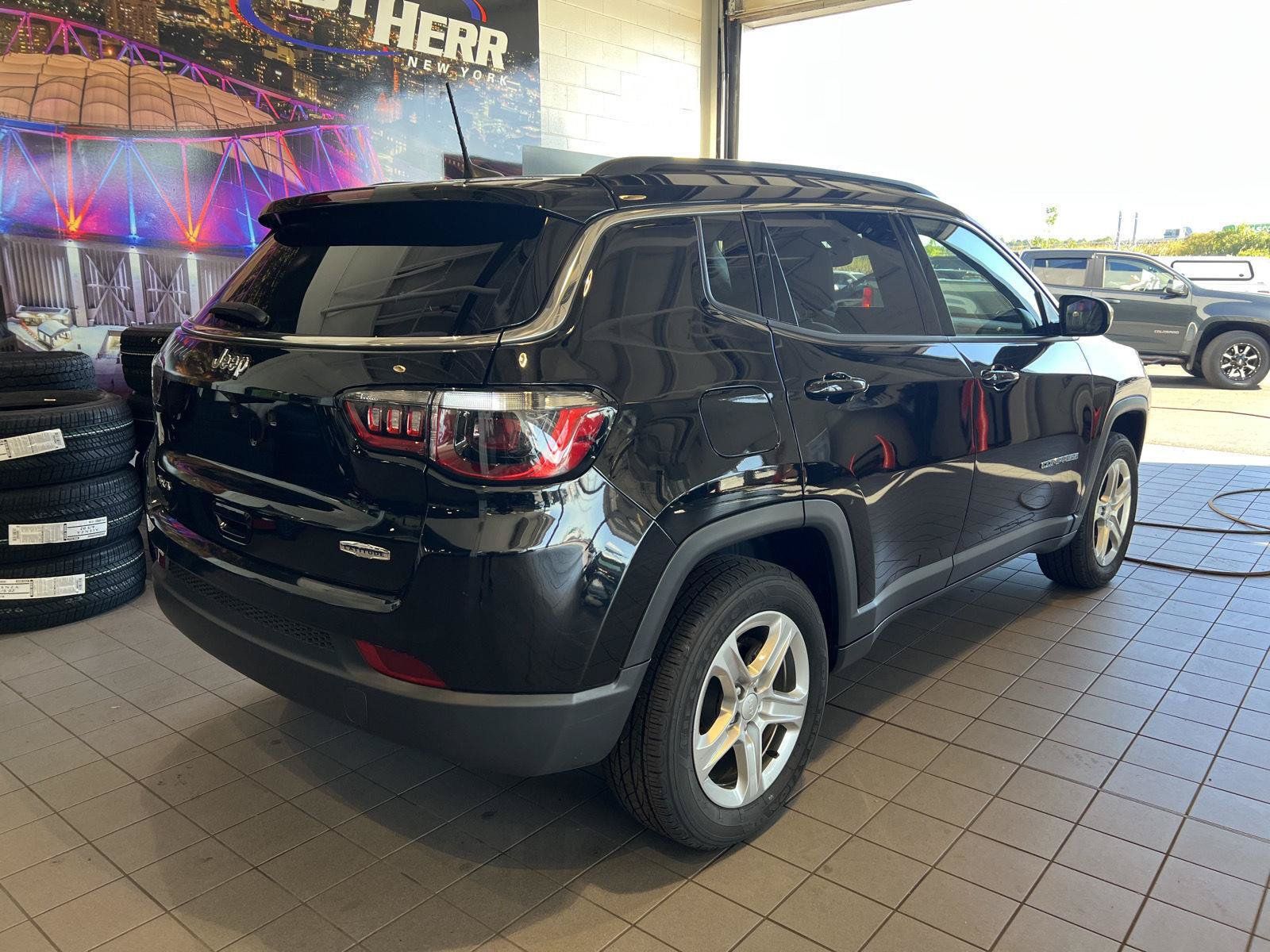 Used 2023 Jeep Compass Latitude w/ Convenience Group AWD/4WD image 8