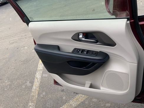 Used 2021 Chrysler Pacifica Touring w/ Cold Weather Group image 19