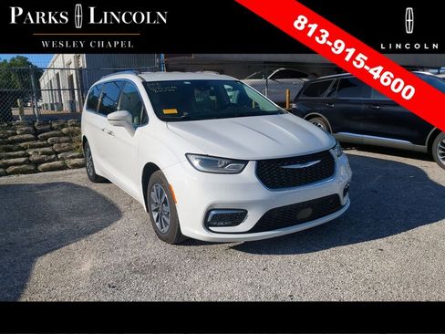 Used 2021 Chrysler Pacifica Touring-L w/ Uconnect Theater Family Group FWD image 3
