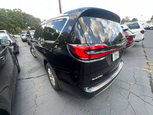 Used 2025 Chrysler Pacifica Select FWD image 5