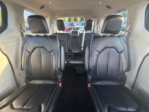 Used 2023 Chrysler Pacifica Touring-L FWD image 17