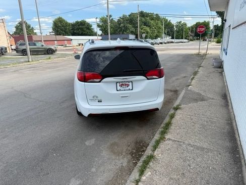 Used 2019 Chrysler Pacifica Touring-L FWD image 5