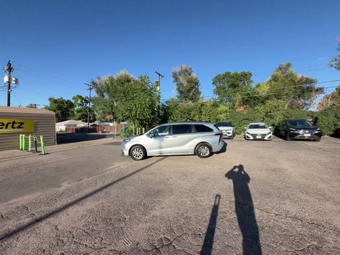 Used 2025 Toyota Sienna XLE FWD image 14