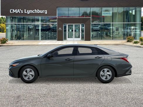 New 2026 Hyundai Elantra SE FWD image 3
