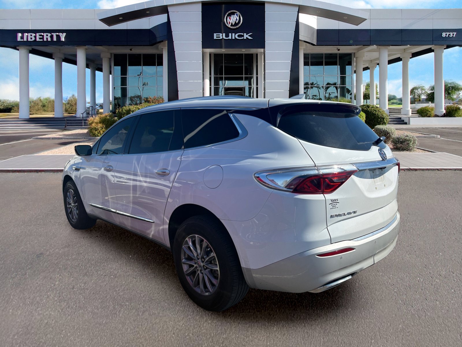 Used 2024 Buick Enclave Essence w/ Technology Package FWD image 3