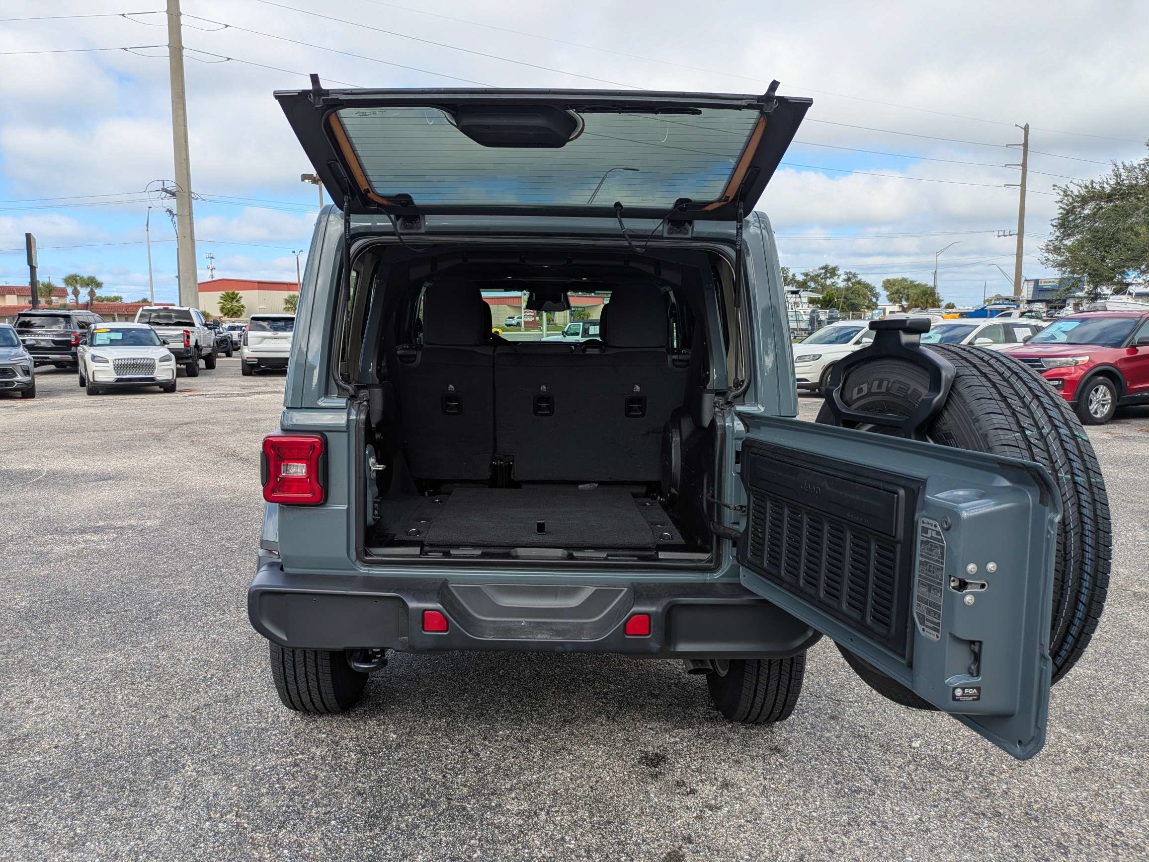Used 2026 Jeep Wrangler Unlimited Sahara AWD/4WD image 30